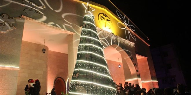 إضاءة شجرة عيد الميلاد في كاتدرائية سيدة البشارة بطرطوس