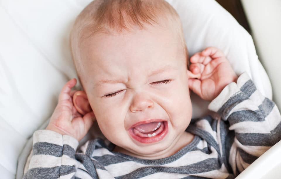 ما هي أعراض التهاب الأذن الوسطى عند الأطفال ؟