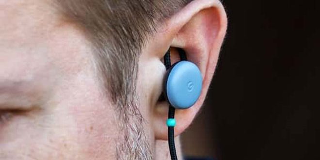 مستخدمي سماعات الهواتف الذكية يواجهون خطر الإصابة بالصمم الدائم
