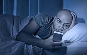خطر الهواتف والحواسيب قبل النوم