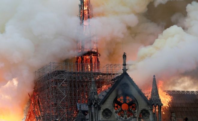 بالصور: كاتدرائية نوتردام العريقة في باريس تحترق