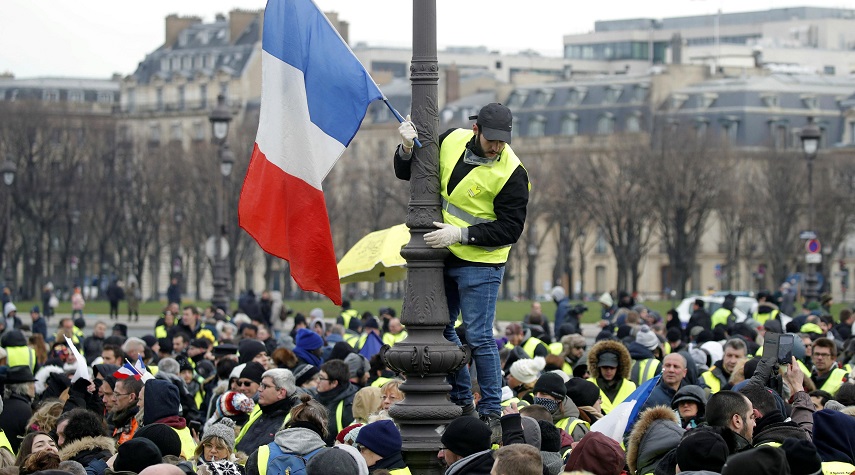 اعتقال وإصابة العشرات من محتجي السترات الصفر في فرنسا