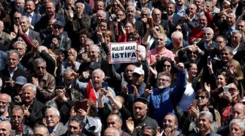 مئات الآلاف يتظاهرون احتجاجا على اعتداء سلطات النظام التركي على كيليتشدار أوغلو