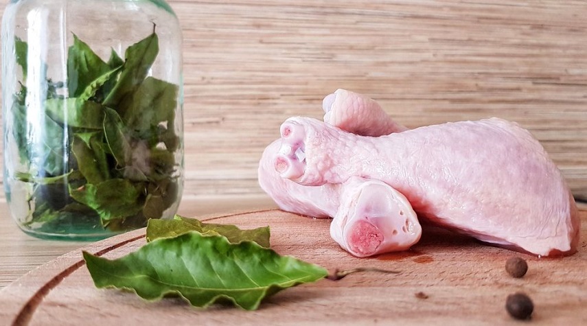 خبراء يتحدثون عن خطر غسل لحم الدجاج قبل الطهي