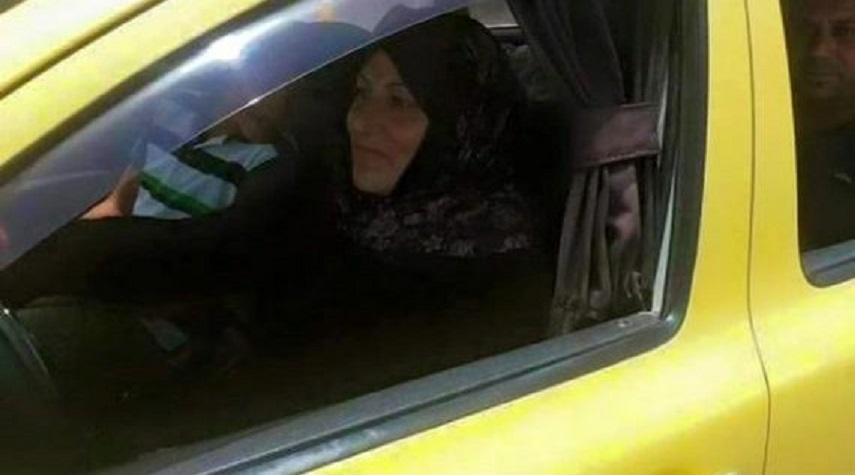أول سائقة تكسي في حلب تعاني من الوقوف في دور البينزين