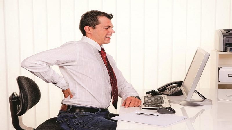 كيف يدمر الجلوس الطويل في مكتب العمل صحتك؟