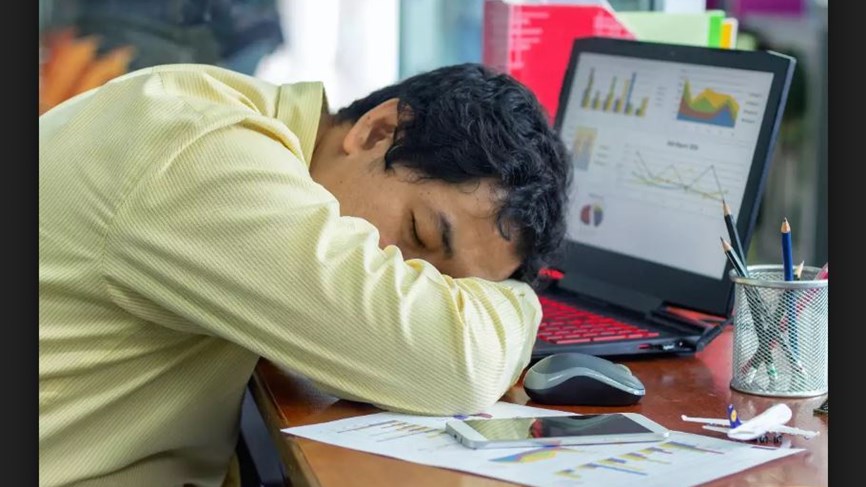 لماذا نشعر بالرغبة في النوم بعد الاكل مباشرة ؟ 