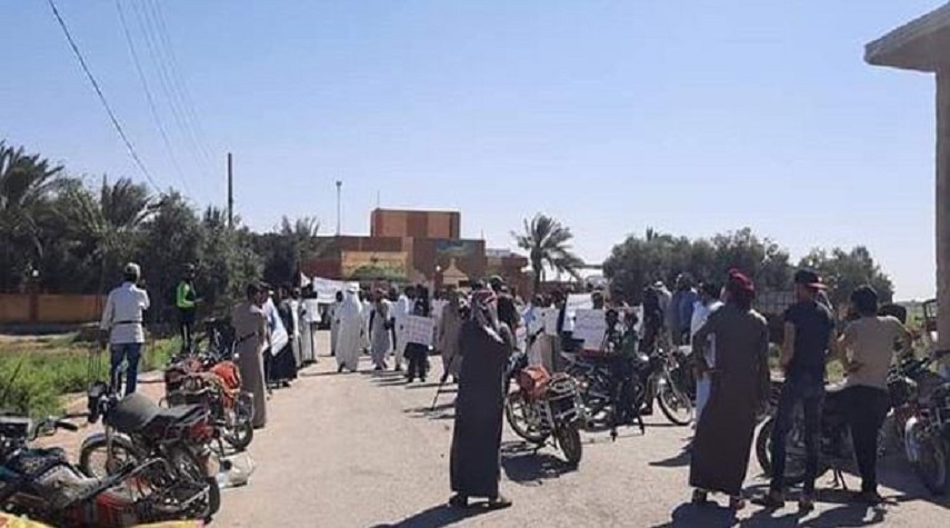 ريف دير الزور.. أهالي قرية أبو حمام يتظاهرون ضد  “قسد” 