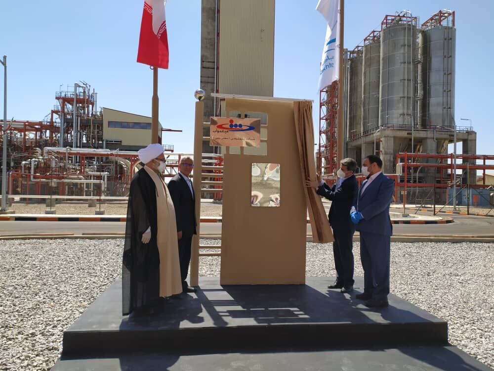 روحاني يفتتح عدد من المشاريع الاستراتيجية في قطاع النفط