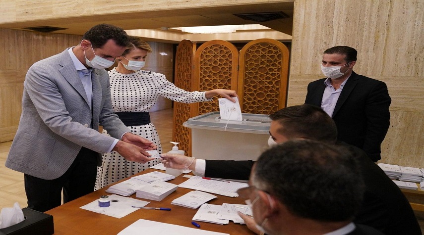 الرئيس الأسد والسيدة أسماء يدليان بصوتيهما في انتخابات مجلس الشعب