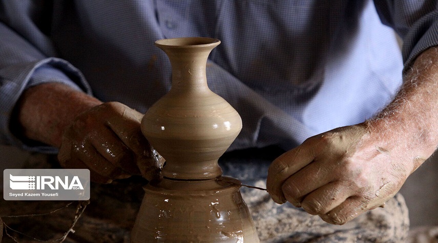 صناعة الفخار بمدينة كوزه كنان لمسة فن ساحرة