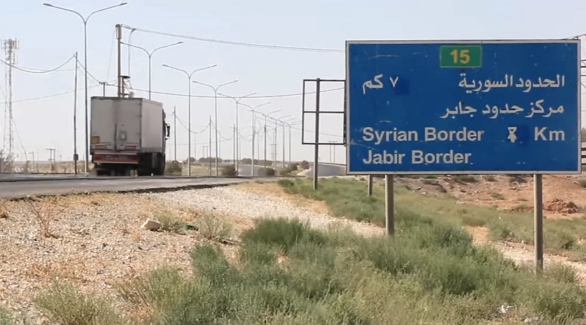 الأردن يسمح بدخول بعض الشاحنات السورية العالقة في معبر جابر