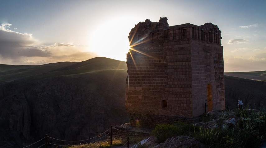قلعة ضحاك من عجائب القلاع الإيرانية 