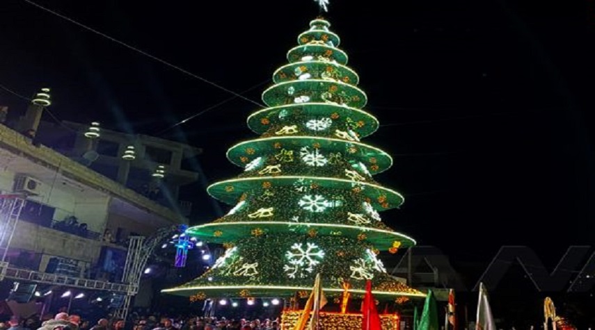 اضاءة شجرة الميلاد في بلدة المزينة بحمص