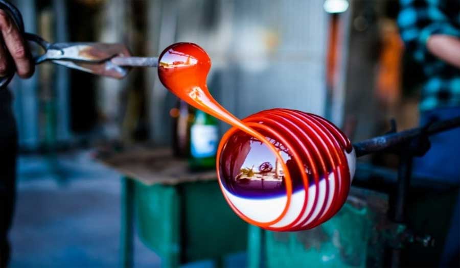 صناعة الزجاج اليدوي في إيران مهارة وإبداع متناسق