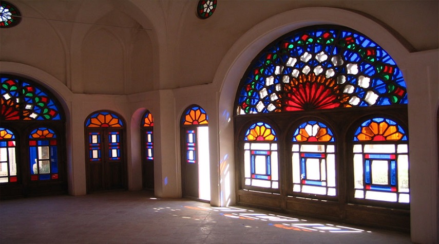 نوافذ الأرسي فن إيراني متقن