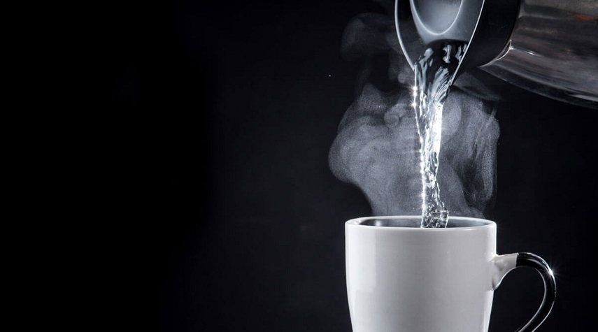 هل شرب الماء الدافئ أو الساخن مفيد صحيا؟