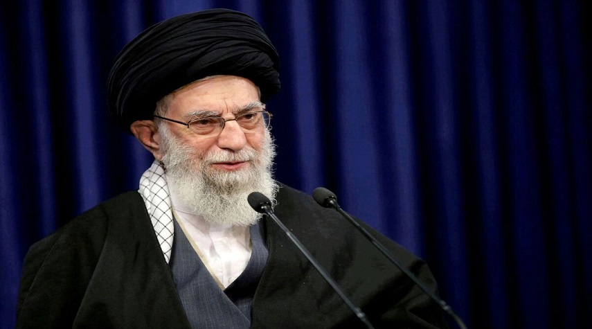 قائد الثورة الإسلامية: الشعب الإيراني يدافع عن كرامة بلاده عبر المشاركة في الانتخابات