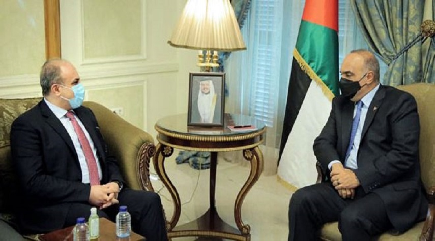 رئيس الوزراء الأردني يؤكد أهمية تعزيز علاقات التعاون مع سورية