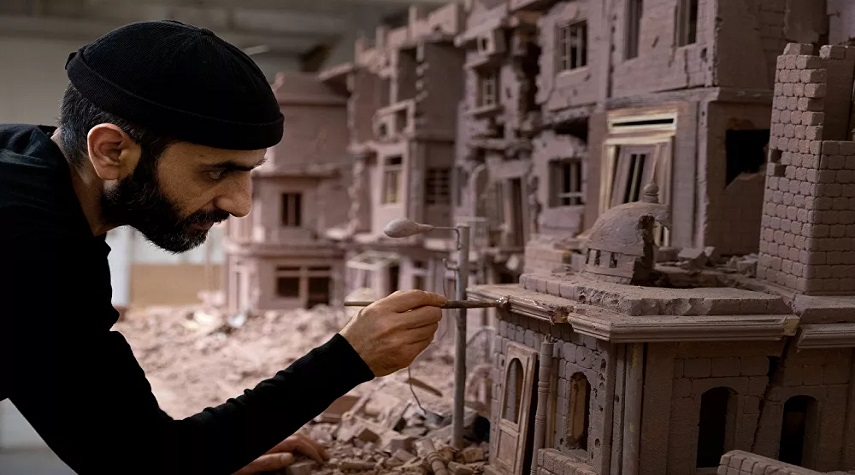 نحات سورية يصنع مجسم طيني لشارع مزقته الحرب على بلاده