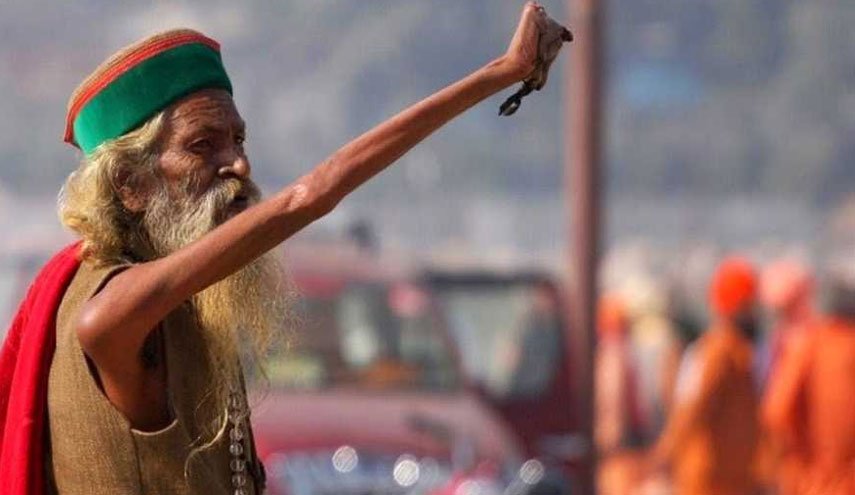 لسبب غريب .. هندي يرفع يده طيلة 45 عاماً 