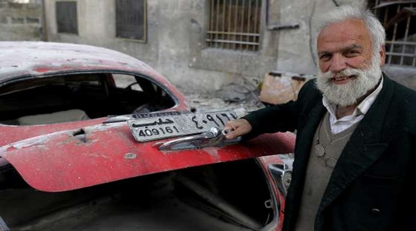 سوري سبعيني ملك السيارات الكلاسيكية 