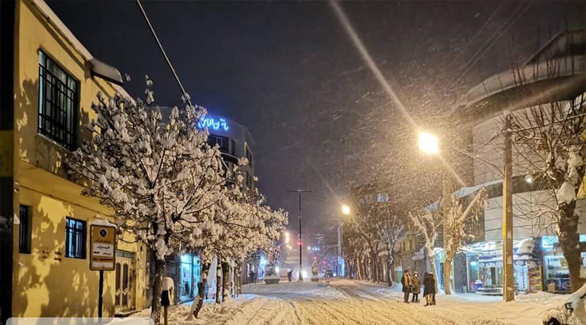 تساقط الثلوج يدخل البهجة في قلوب أهالي مهاباد شمال غرب إيران