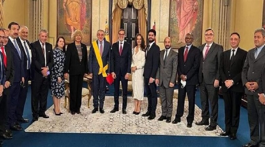 مادورو يقلد السفير السوري في فنزويلا وسام الاستحقاق من الدرجة الأولى