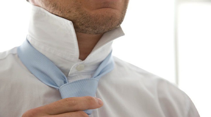 طبيب يحذر.. ربطة العنق يمكن أن تسبب جلطة دماغية