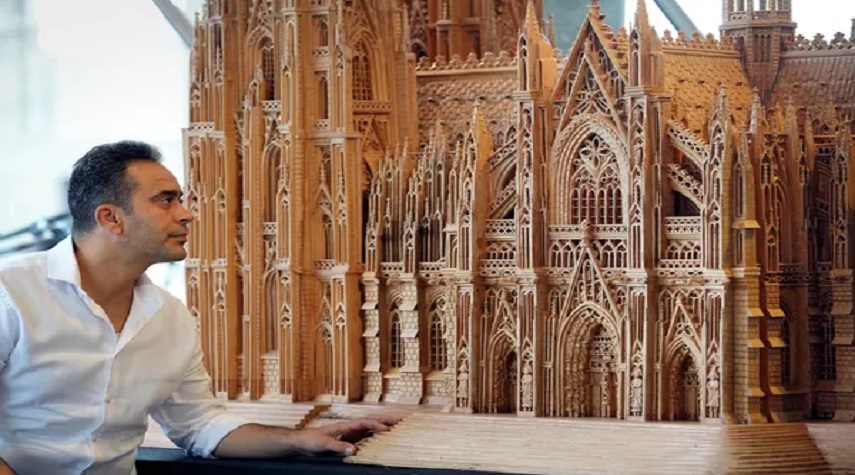 سوري يبني نموذجاً خشبياً لكاتدرائية كولونيا التراثية