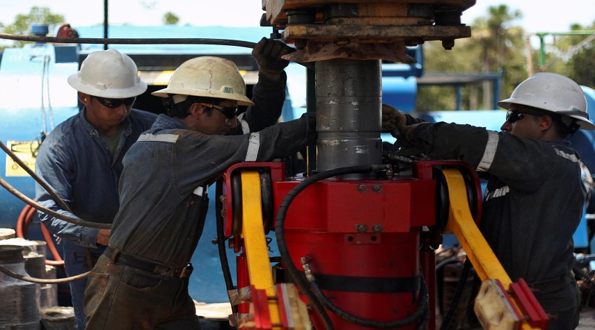 الإكوادور يحذر من احتمال توقف إنتاج النفط خلال 48 ساعة القادمة