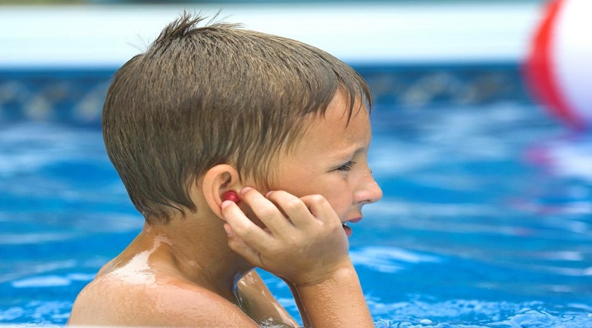 تحذير من استخدام سماعات الأذن بعد السباحة مباشرة