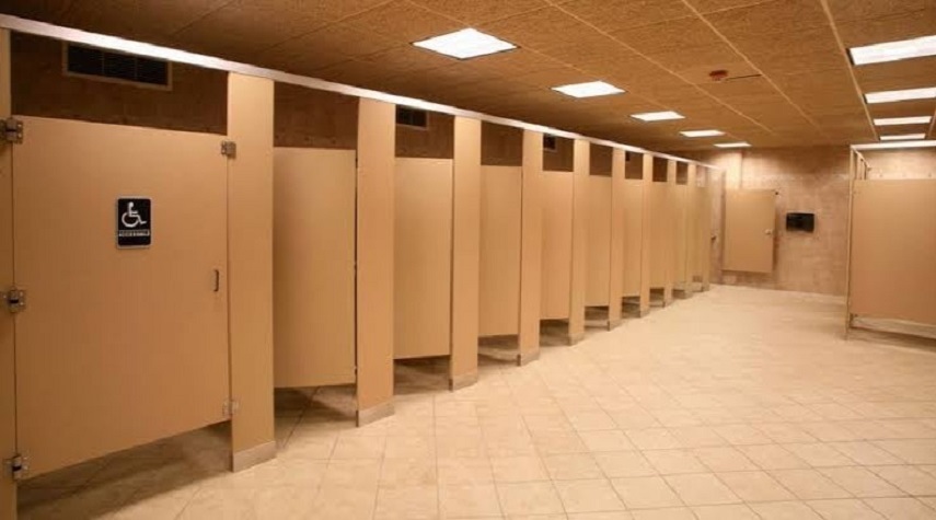 لماذا تكون أبواب الحمامات العامة قصيرة؟ 