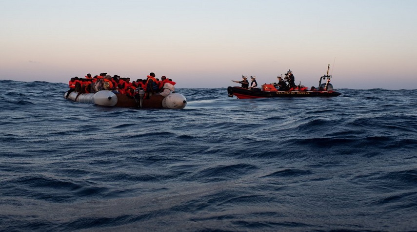 بحارة سوريون ينقذون 50 مهاجراً بالقرب من إيطاليا
