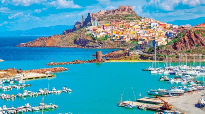 جزيرة إيطالية تدفع المال مقابل السكن فيها