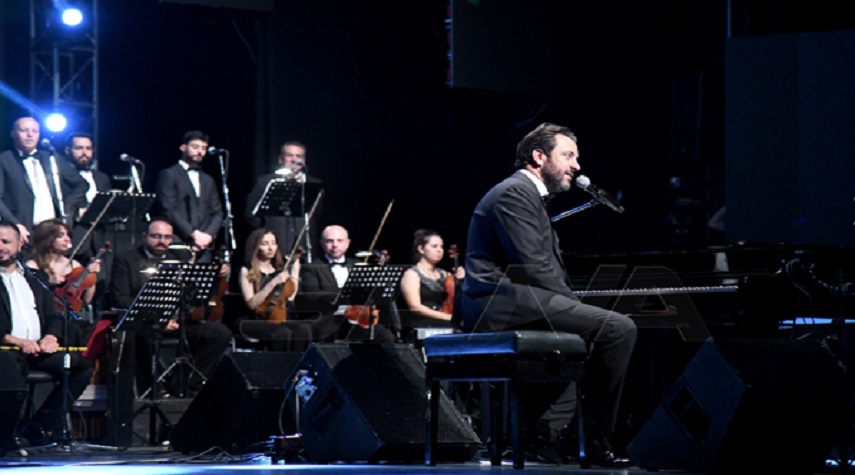 الموسيقار العالمي غي مانوكيان ينشر الفرح على مسرح الأوبرا بدمشق