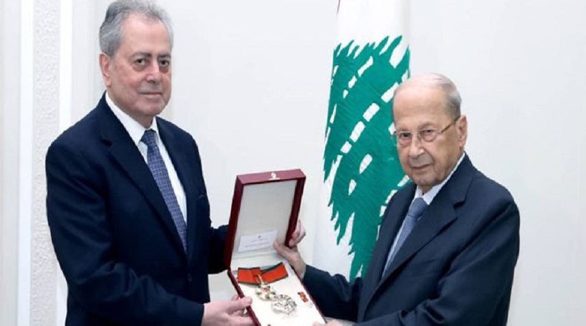 الرئيس عون يقلد السفير السوري وسام الأرز الوطني 
