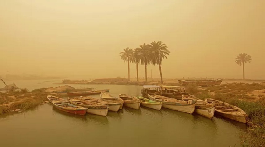عاصفة رملية تجتاح مدينة البصرة جنوبي العراق