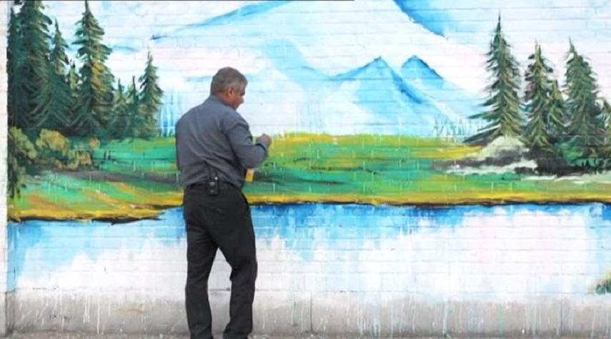 رسام إيراني يحول جدران المدارس الى لوحات فنية
