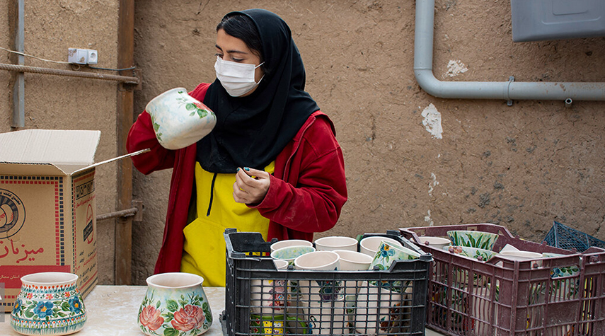 ورشة إنتاج الأطباق الخزفية في سمنان شرق العاصمة الإيرانية طهران