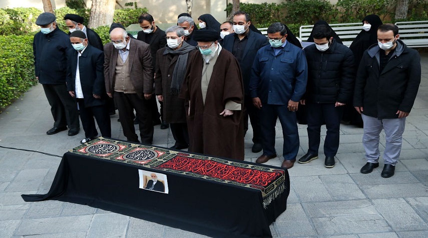 قائد الثورة يؤدي صلاة الجنازة على جثمان الفقيد عباس شيباني