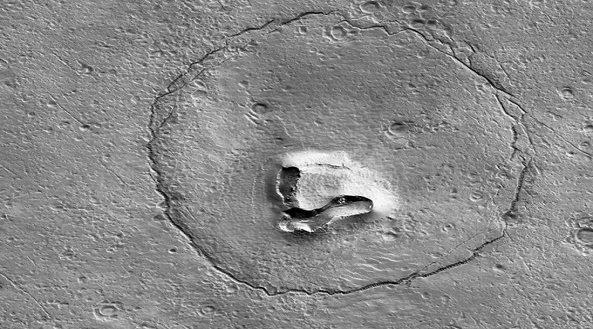 شكل غريب على سطح المريخ يثير جدلاً واسعاً 