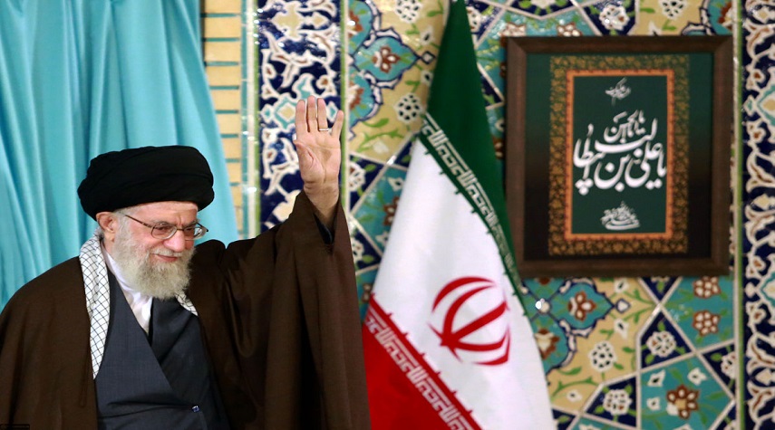 قائد الثورة الإسلامية: العدو يسعى وراء تغيير هوية الجمهورية الإسلامية الإيرانية