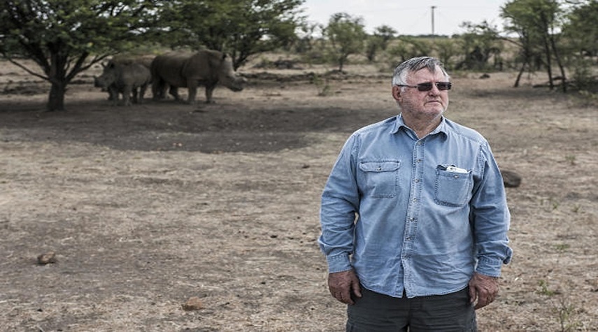 مليونير ينفق أمواله لإنقاذ حيوانات وحيد القرن
