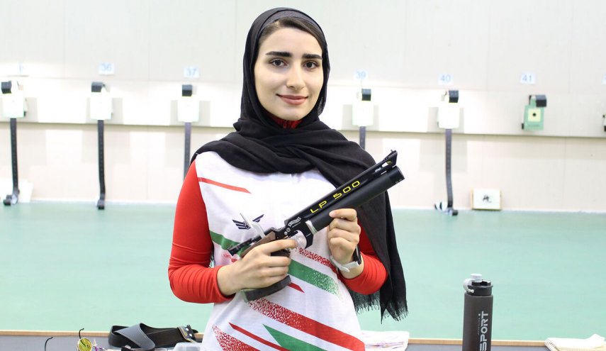 لاعبة إيرانية تفوز بأول ميدالية عالمية لإيران في مجال الرماية للسيدات في باكو