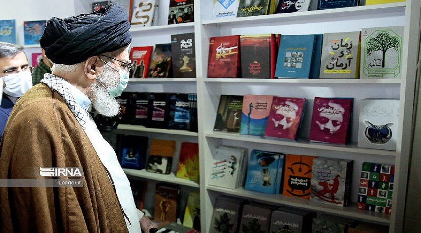 بالصور.. قائد الثورة الإسلامية يتفقد معرض طهران الدولي للكتاب