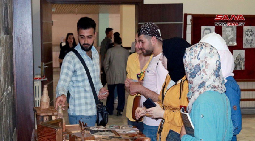 معرض للرسم والمشغولات الخشبية في جامعة البعث
