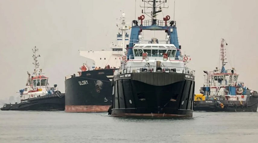 جنوح سفينة في قناة السويس وفرق الانقاذ البحري تنجح في تعويهما
