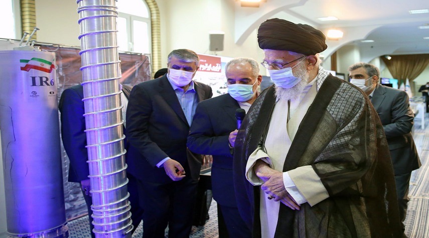 قائد الثورة الإسلامية يزور معرض إنجازات الصناعة النووية في إيران