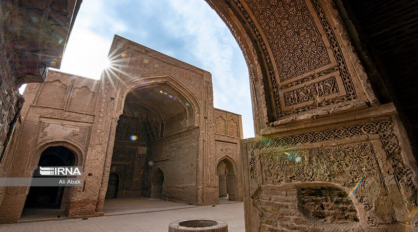 بالصور.. جامع فرومد في محافظة سمنان الإيرانية